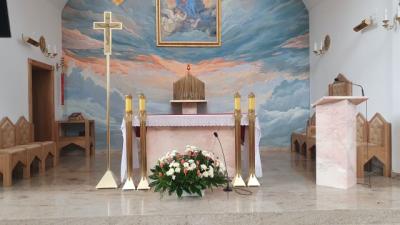 Krzyż i lichtarze ołtarzowe