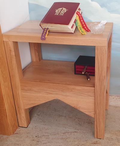 Stolik na akcesoria do mszy św.